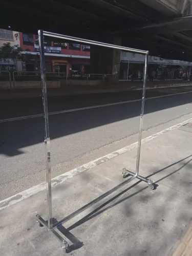 Arara cromada para camarim