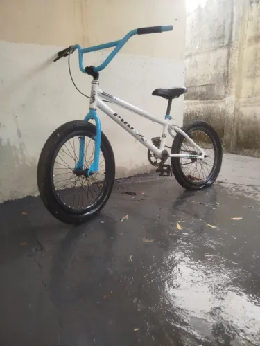 Bicicleta aro 20, tudo em perfeito estado de funcionamento e conservação, apenas com o pne