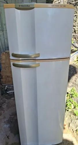 Vendo Geladeira Funcionando Muito bem ENTREGO.