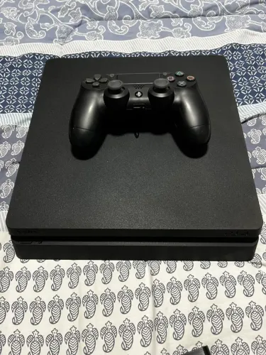 PS4 500GB - 1 controle + 4 jogos e caixa impecável