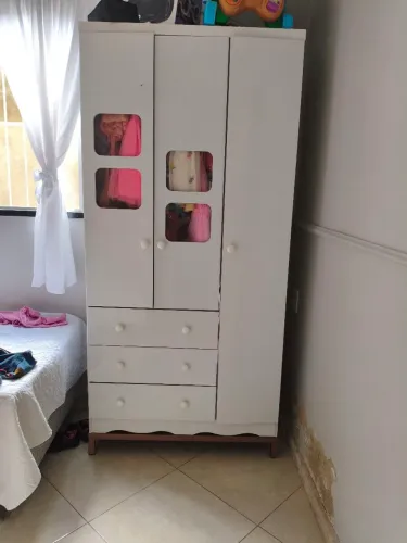 Guarda roupa infantil com pés personalizado em Metalon na cor Rose Gold e corrediças