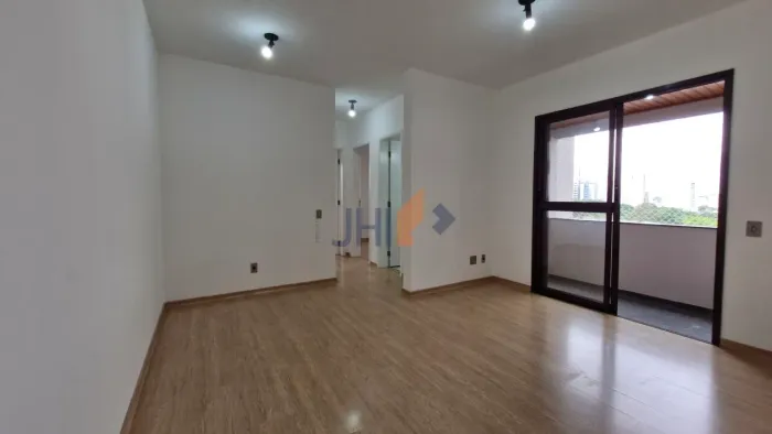 Apartamento para Locação na Vila Guarani | 65m² | Varanda, Iluminado e Semi Mobiliado