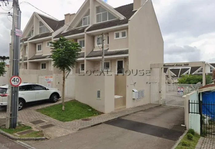 Sobrado à venda em Curitiba, Uberaba, com 3 quartos, 138m²