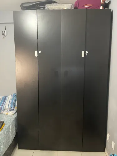 Guarda roupa preto de 4 portas