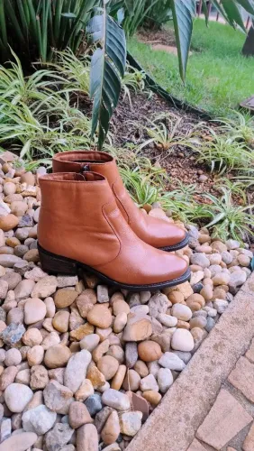 Bota Cano Curto de Couro Caramelo da Calzatto
