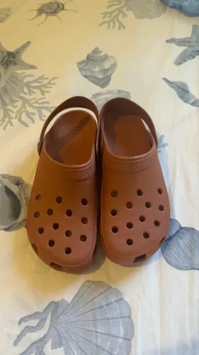 Crocs marrom tam 35