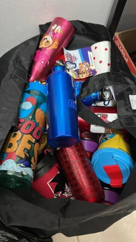 Estoque de Garrafas para colocar água e Xícaras 