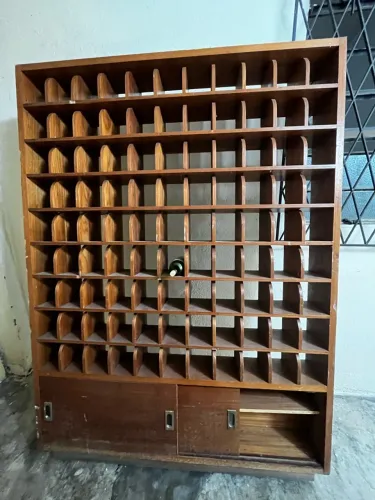 Estante de madeira maciça, ideal para armazenar vinhos.