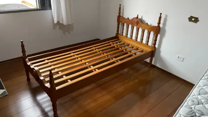 Cama solteiro antiga em cerejeira (anos 1980)