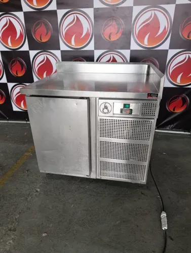 Balcão refrigerado industrial 1 porta de inox 220 volts marca BERTA ?