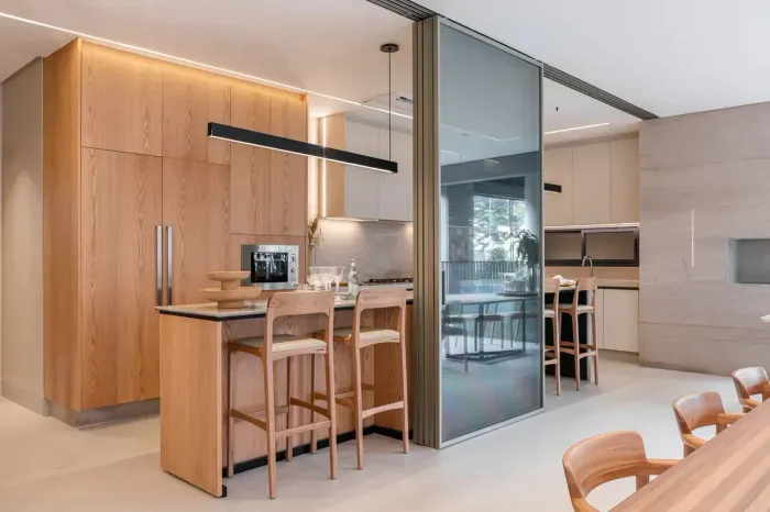 Apartamento, 4 suítes, 245 m2, Varanda Gourmet com churrasqueira a carvão, acima da Praça