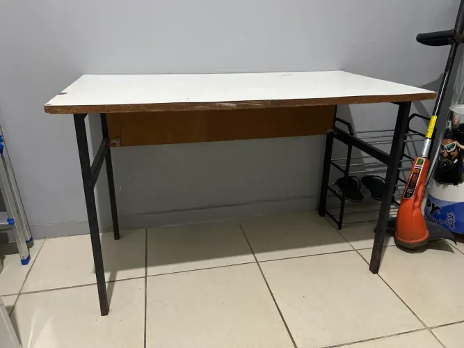 Mesa em madeira c/ base de ferro
