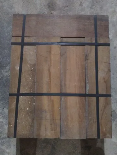 Taco de madeira 10x40 peroba mica/ dourada