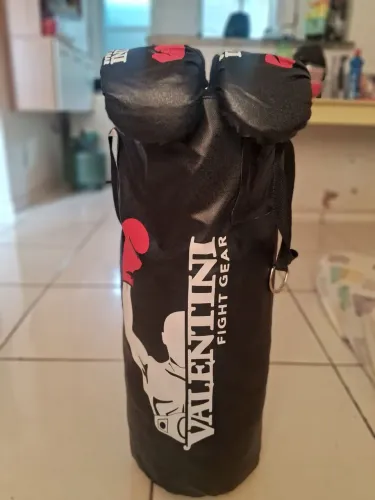 vendo-o um saco de pancada cheio, vem com luvas também esta novinho