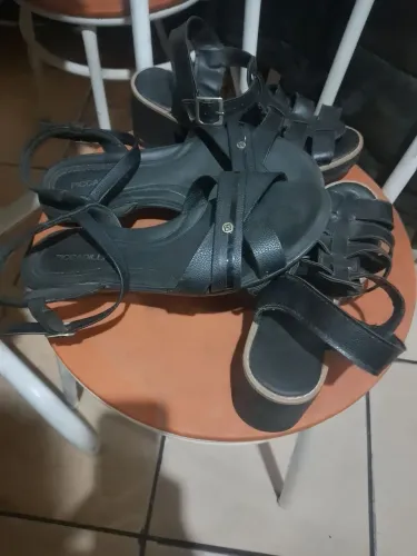 Sandálias usadas 36/38 boa pra uso