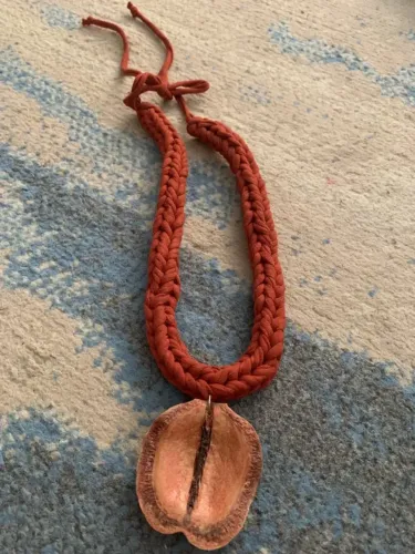 Colar de fio de malha terracota com pingente de semente