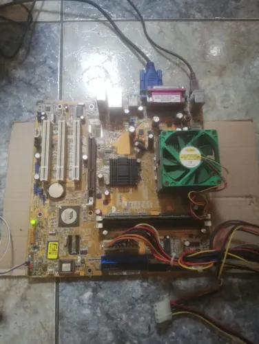 Placa mãe Asus c/ processador e memória