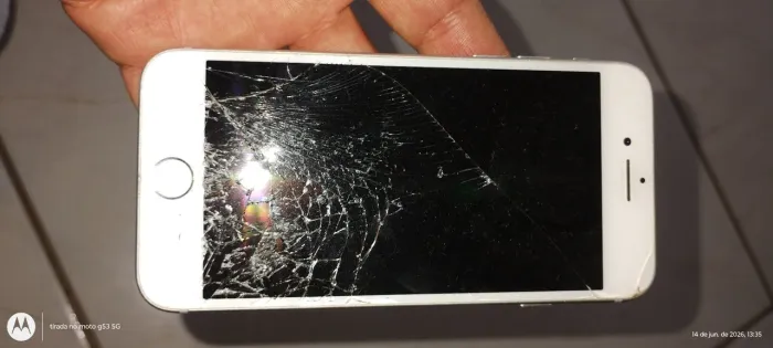 iPhone 8 tela quebrada.