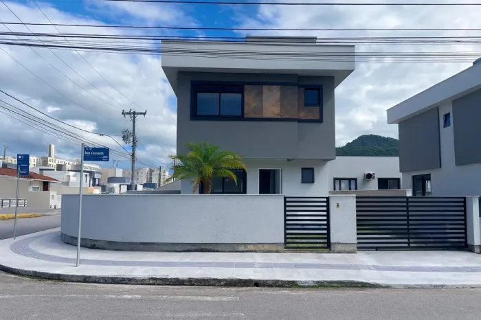 Sobrado para Venda em Palhoça, Bela Vista, 2 dormitórios, 1 suíte, 3 banheiros, 1 vaga