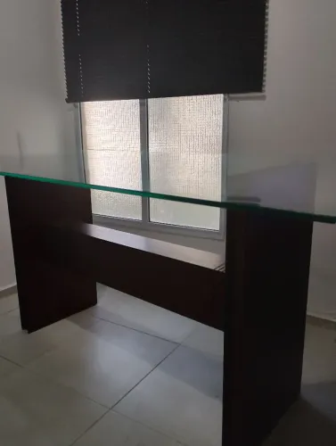 Vendo mesa madeira boa com tampo de vidro