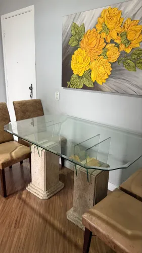 Mesa de vidro com pés de marmore