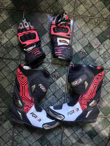 Luvas e botas forza, materiais em excelente estado, usados poucas vezes .