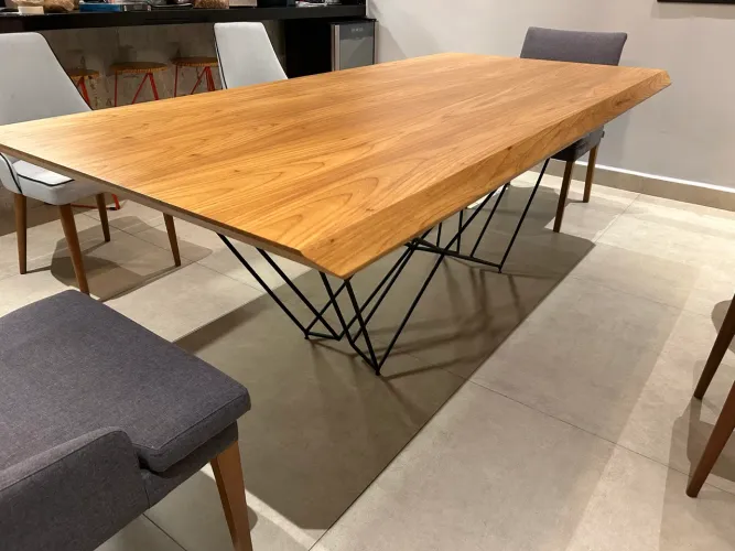 Mesa de Jantar Steel 2,20m em Freijó - 8 Lugares - Impecável