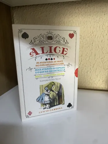 "As Aventuras de Alice no País das Maravilhas" e "Alice Através do Espelho".