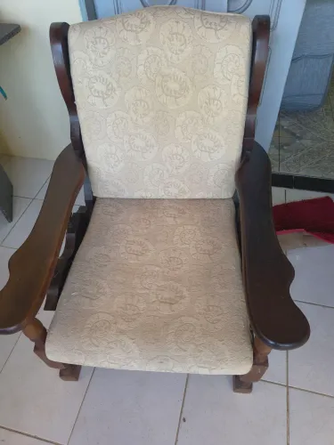 Vende-se um conjunto de duas poltronas madeira