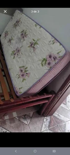 Cama de madeira pura resistente solteirão  acompanha o colchão,aceito proposta..
