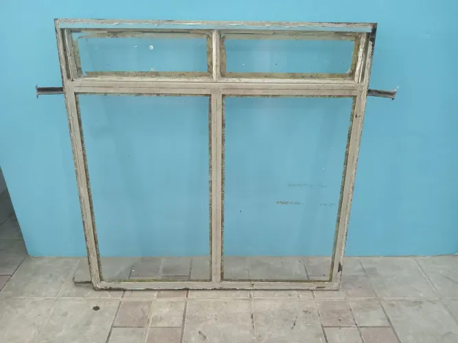 Janela de ferro com vidro - R$ 100,00