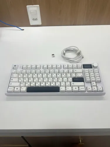 Teclado attack shark k86 + keycaps personalizadas.