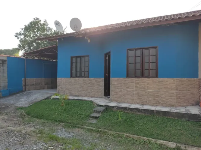 Vendo casa em condomínio fechado.