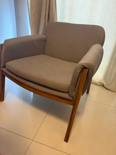 Poltrona cinza com tecido de linho cinza pouco usada 