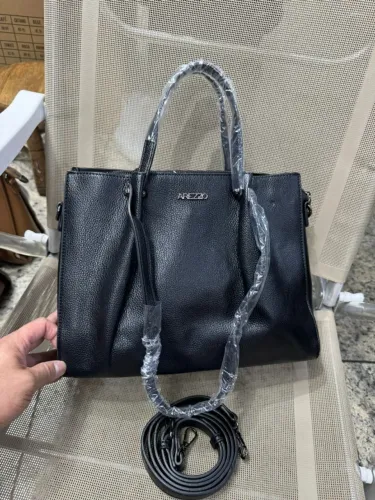 Bolsa de Ombro em couro Arezzo preta Feminina 