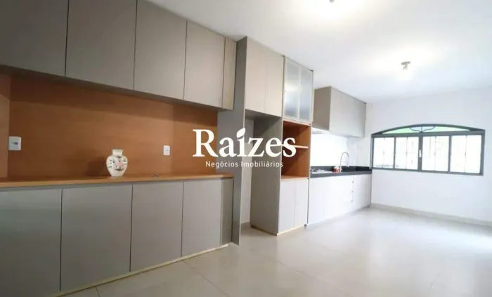 Casa para Locação no Santa Mônica com 3 Quartos, 4 Vagas e Cozinha Planejada
