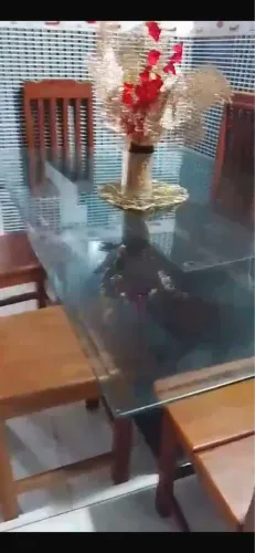 Vendo mesa de Vidro + Cadeiras de Madeira