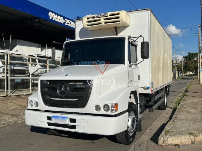 Caminhão Toco MB 1319 2015 Caixa Fria Baú Refrigerado Frigorífico