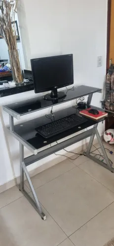 Mesa de vidro para computador ou estudos