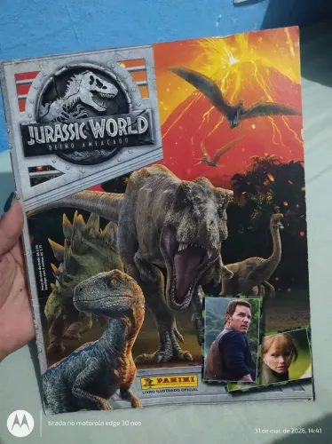 Álbum de figurinhas Jurassic world reino ameaçado falta 12 figurinhas