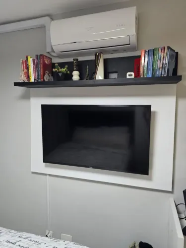 Painel tv para quarto com prateleira