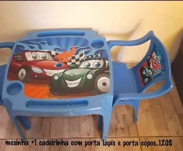 Mesinha infantil menino com uma cadeira