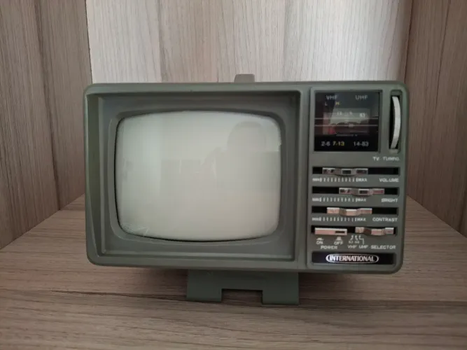 TV PORTÁTIL DE TUBO 5" POLEGADAS PRETO E BRANCO C/ RÁDIO AM/FM. (RARIDADE)<br>