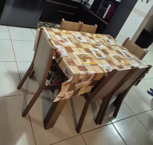 Mesa com 6 cadeiras em perfeito estado