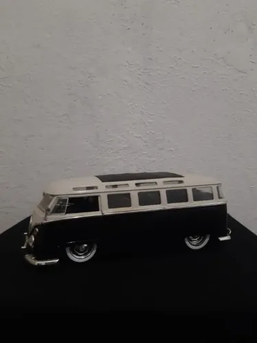 Volkswagen Bus preto e branco - 1:24 Jadatoys