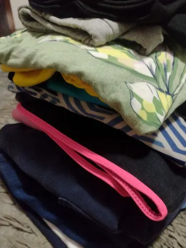 Lote de roupas femininas com 100 peças