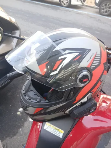 Capacete fw3 com intercomunicador. 