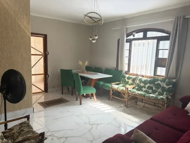 Casa com Piscina, lado Praia a venda em Mongaguá, Jd. Santana.