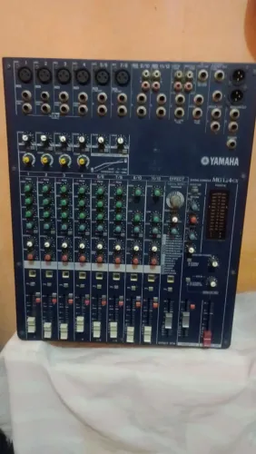 Vendo essa mesa de som Yamaha mg 124 12 canais