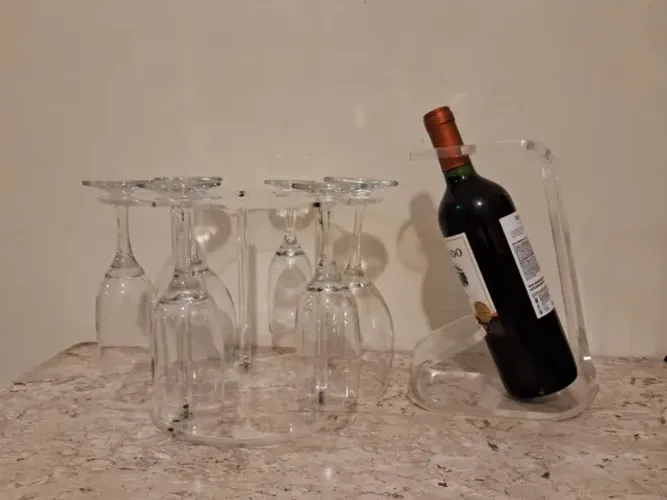 Suporte de taça e garrafa de acrílico ( sem as taças e garrafa ), R$59.